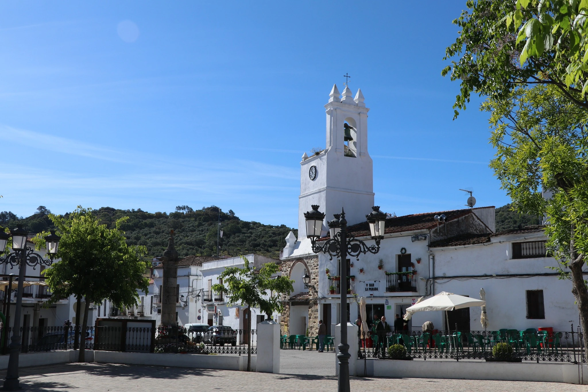 Una calle empedrada y blanca típica de Cabeza la Vaca