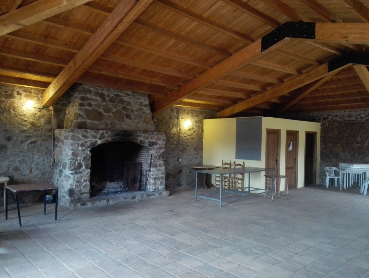 La Fuente Lunara, un paraje natural con árboles y un arroyo