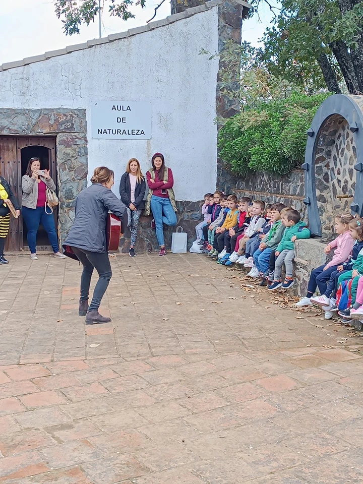Niños y niñas jugando en un entorno natural durante las actividades infantiles