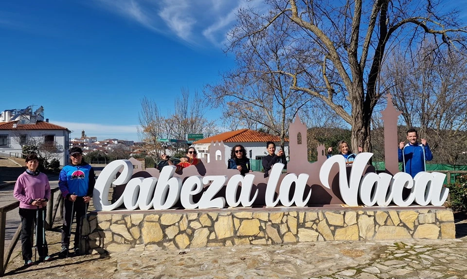 Vecinos del pueblo colaborando en el festival