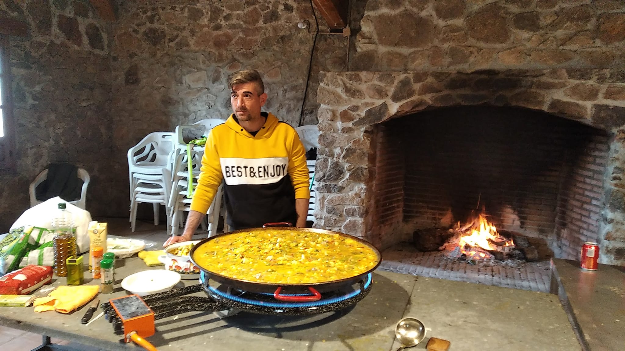 Carlos preparando la paella