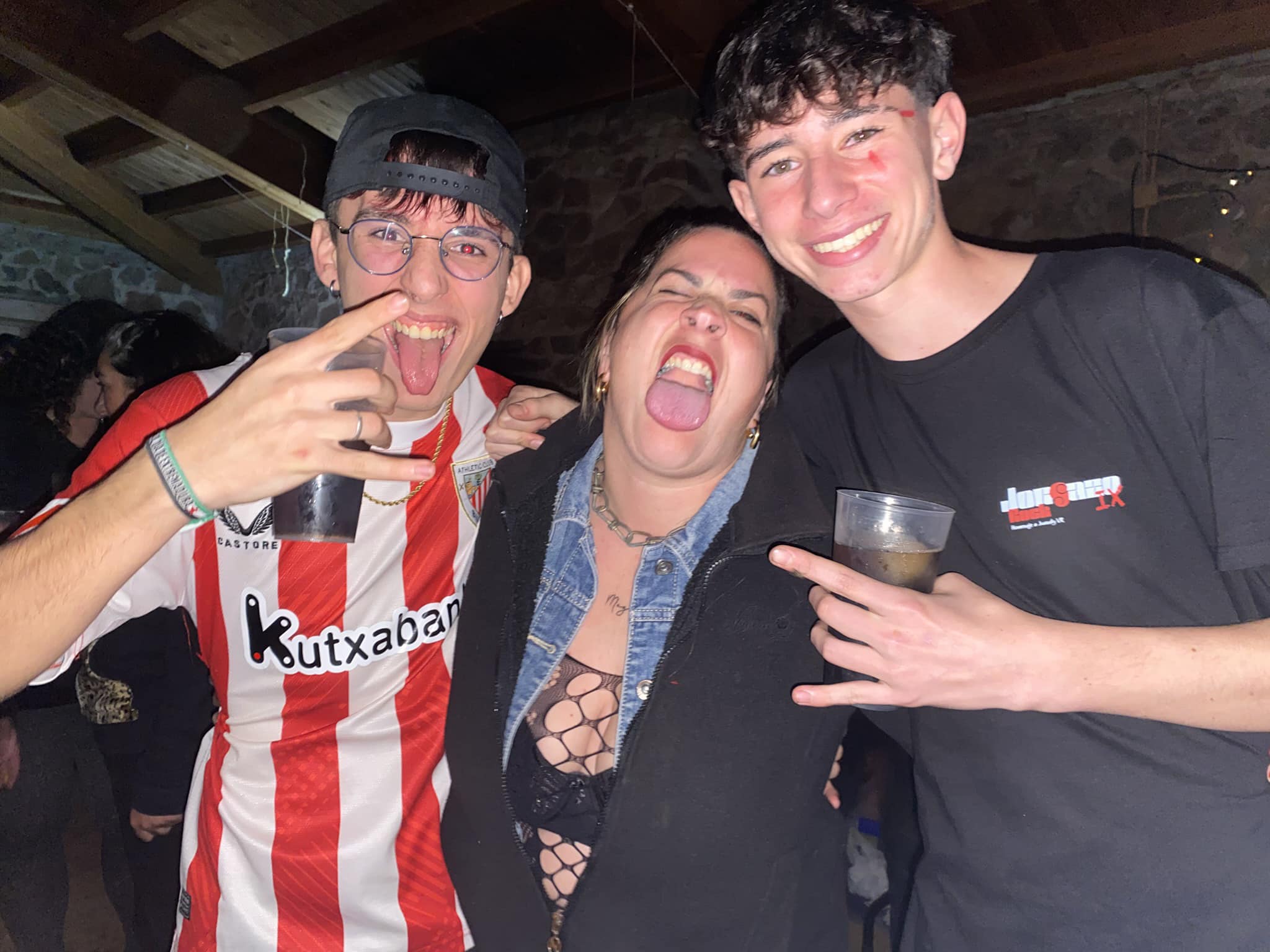 Denis y más gente sacando la lengua en 2024